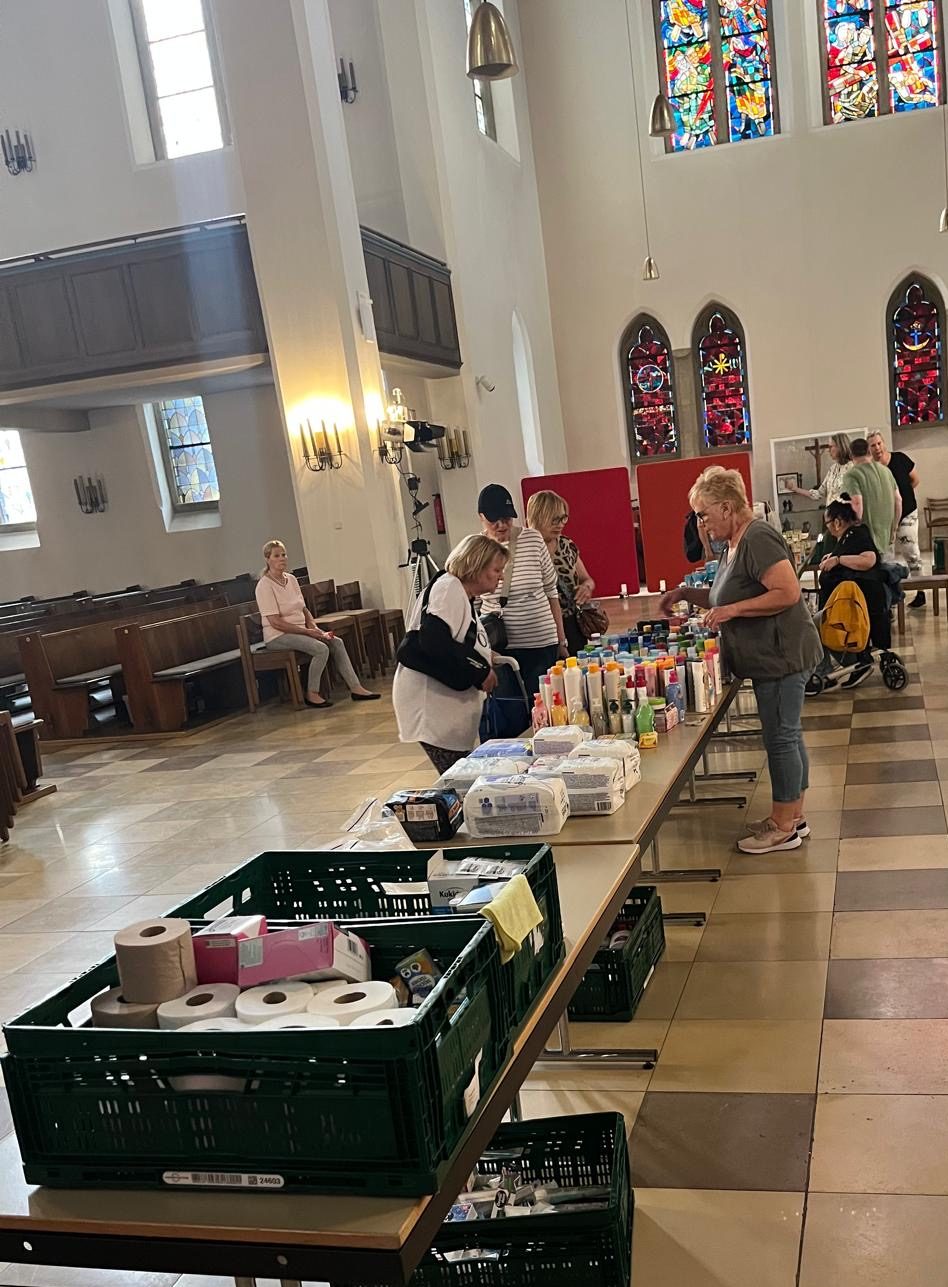 An der Seniorentafel bedienten sich auch viele Besucher an Haarshampoo, Duschgel usw.