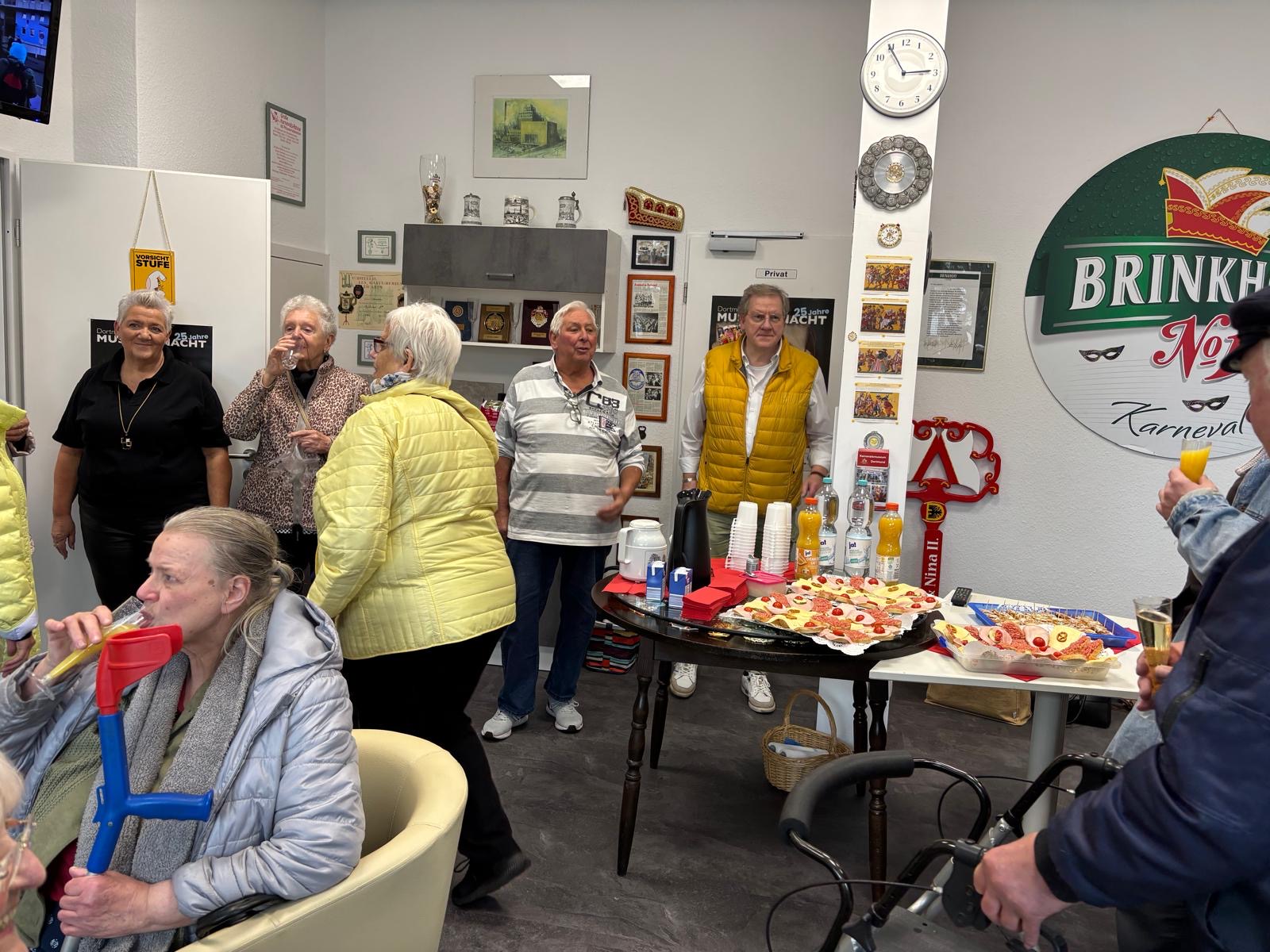 Auch mit belegten Schnittchen - mit Käse, Schinken, Mett, Tomaten und Salzbrezeln - wurden die Seniorinnen und Senioren verwöhnt.