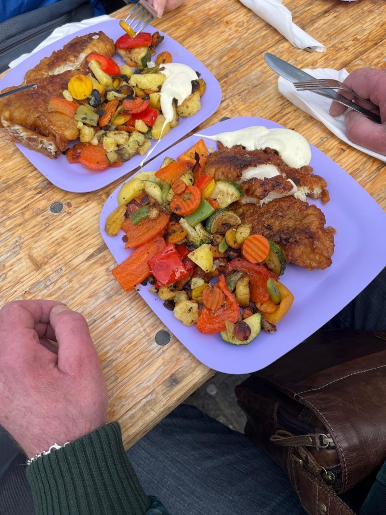 Das Mittagsmenu - Backfisch mit Bratkartoffeln und Gemüse der Saison: Möhren, Bohnen, Paprika, Zucchini und Zwiebeln