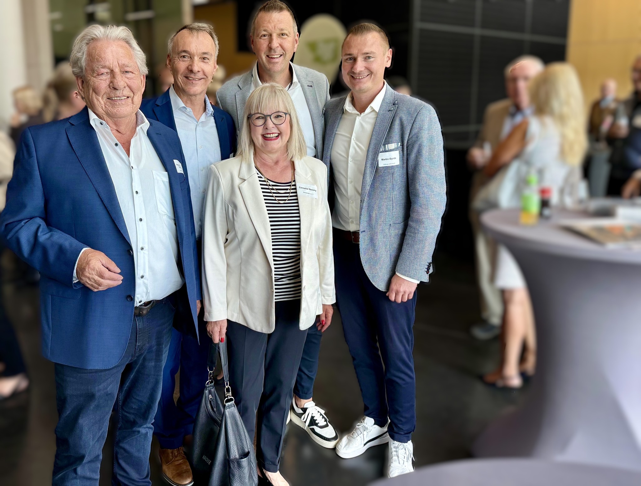 Die Team-Gemeinschaft aus Seniorenglück e.V. und Stiftung Lebenskraft: vorne, von links nach rechts: Hans Schwarz, Cornelia Sbosny (Seniorenglück e.V.), Martin Dyrda (Stiftung Lebenskraft), hinten zwei weitere Mitglieder der Stiftung Lebenskraft