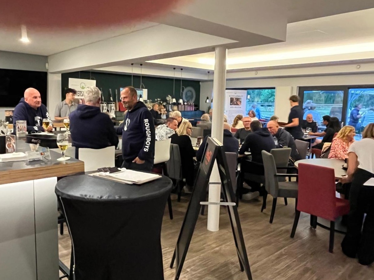 In gemütlicher Runde saßen die Gäste bei leckeren Getränken beisammen.