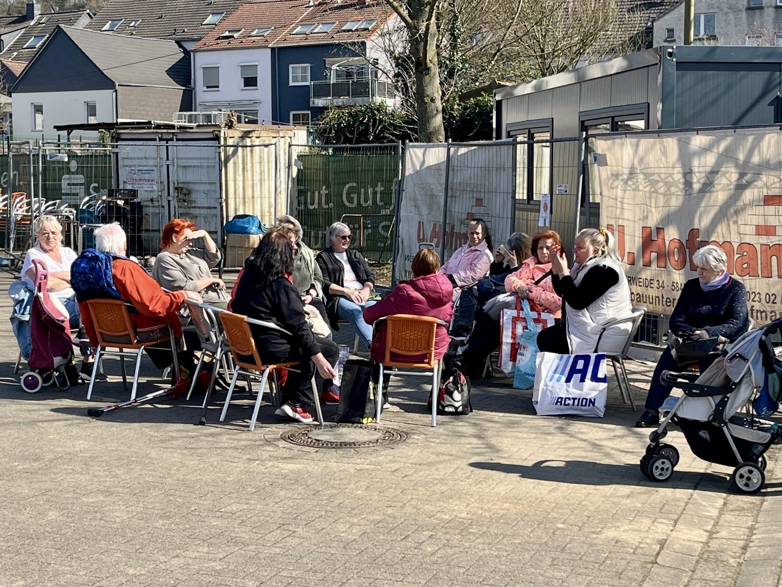 Bei der Seniorentafel in Dortmund Körne, vor dem Gemeindehaus am Hellweg.