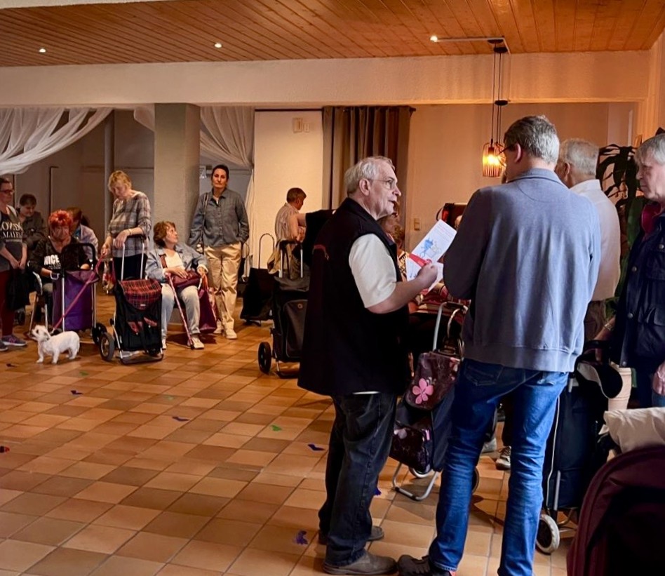 Bei der Seniorentafel in der Gemeinde am Hellweg in Dortmund-Körne fanden sich am 21.10.2025 zahlreiche Rentnerinnen und Rentner bei der Anmeldung ein.