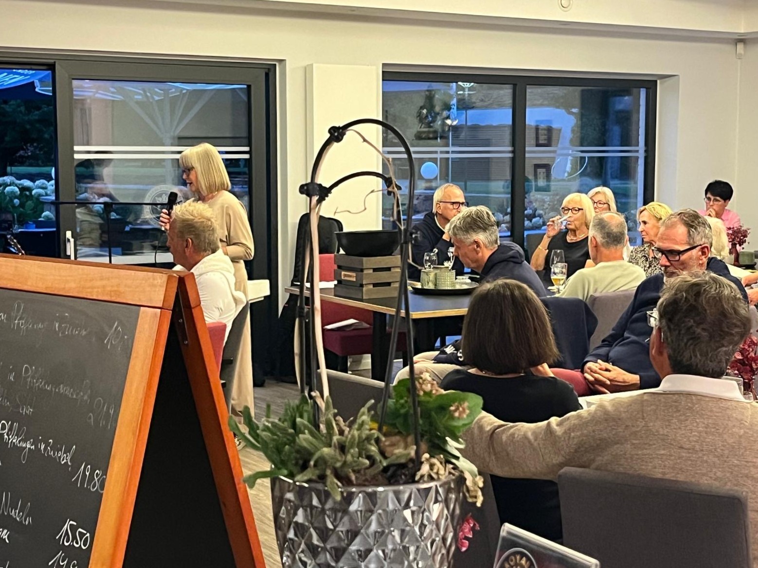 Die Zuschauer verfolgen gespannt das Charity-Golfturnier.