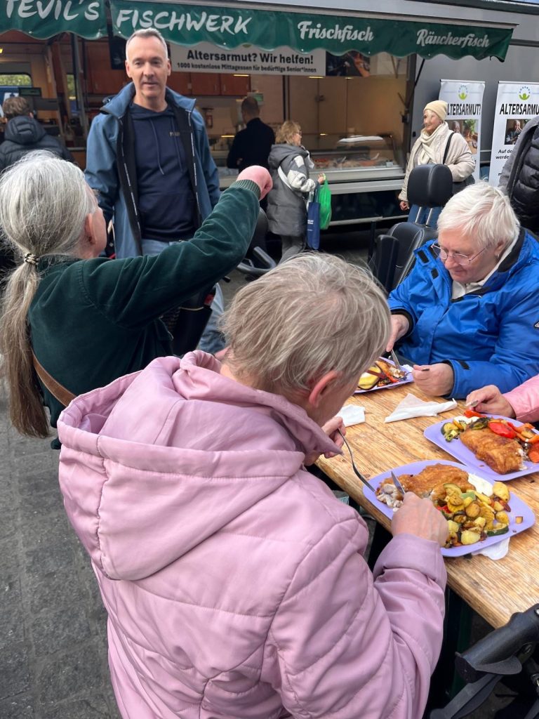 Beim Mittagstisch - Die Seniorinnen und Senioren lassen sich den köstlichen Backfisch schmecken.