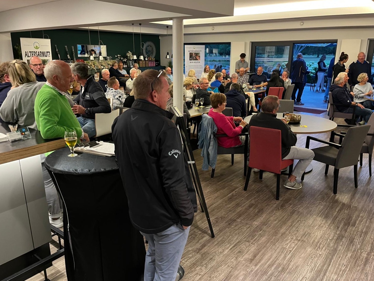 In geselliger Runde verfolgten die Gäste gespannt das Benefiz-Turnier.