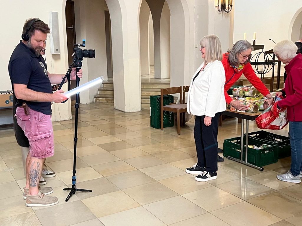 Der Kamera-Mann filmt gerade die 1. Vorsitzende des Seniorenglück e.V., Cornelia Sbosny