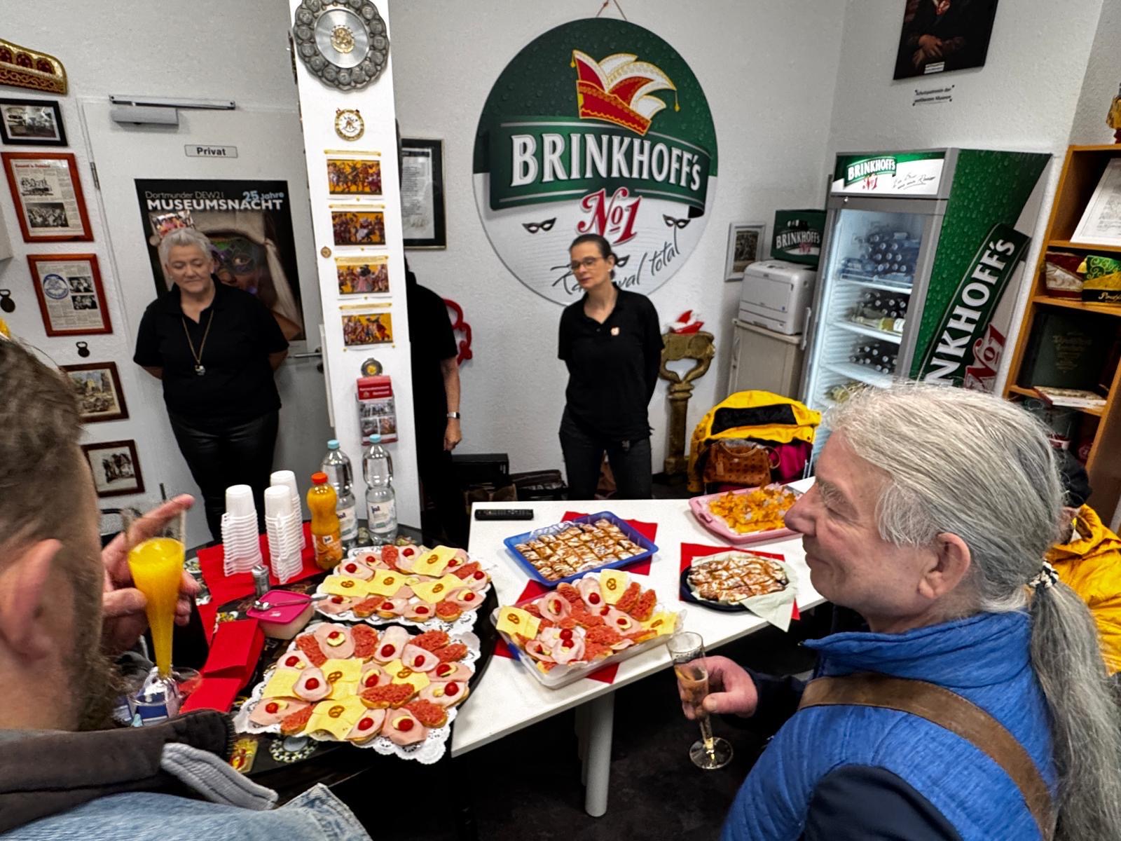 Außer den köstlich belegten Schnittchen gab es auch Kaffee und Kuchen.