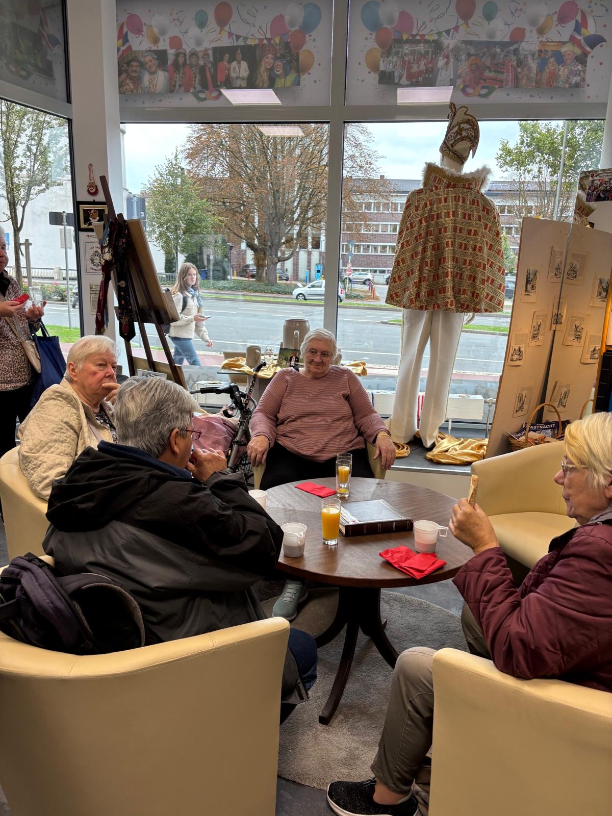Zum Abschluss genossen die Seniorinnen und Senioren noch eine Tasse heißen Kaffee - oder auch ein Glas Orangensaft.