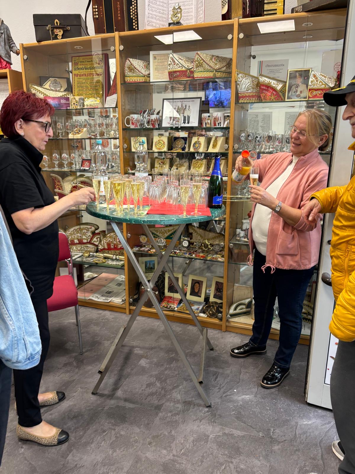 Die Dortmunder Juwelen, wie man die Ehemaligen Karnevalsprinzessinnen und Frauen nennt, empfingen die Seniorinnen und Senioren mit Sekt.