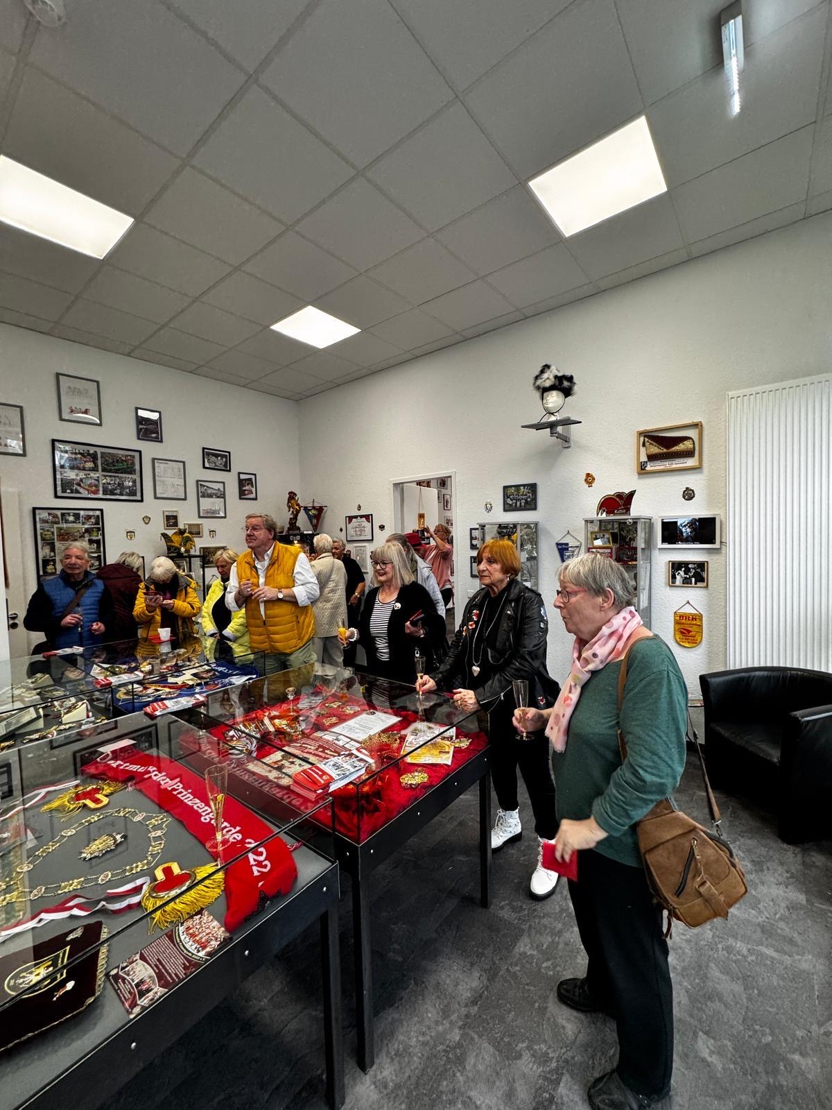 Ein Blick in die Schaukästen, wo alle Karnevals-Schätze für die Gäste zu sehen und zu bestaunen waren.