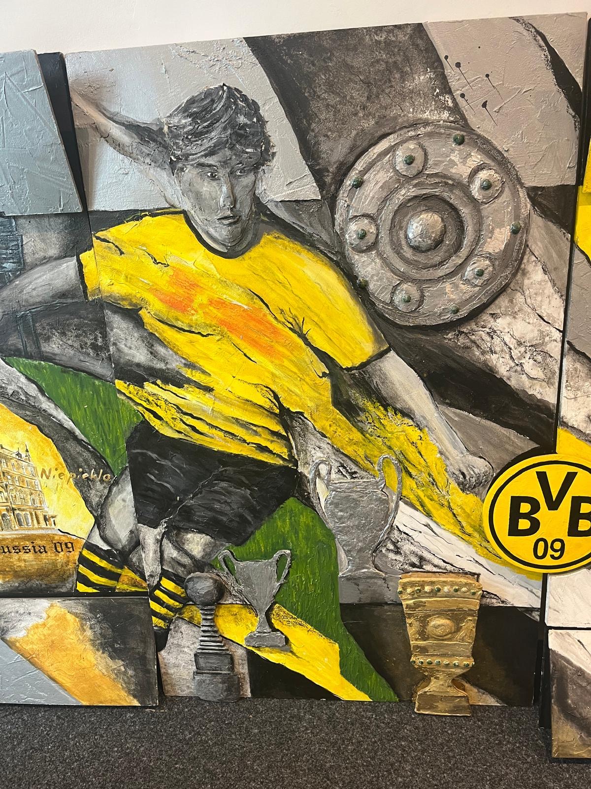 Der Mittel-Teil des BVB-Wandbildes zeigt die Fußball-Stars und -Legenden, sowie deren Pokale.