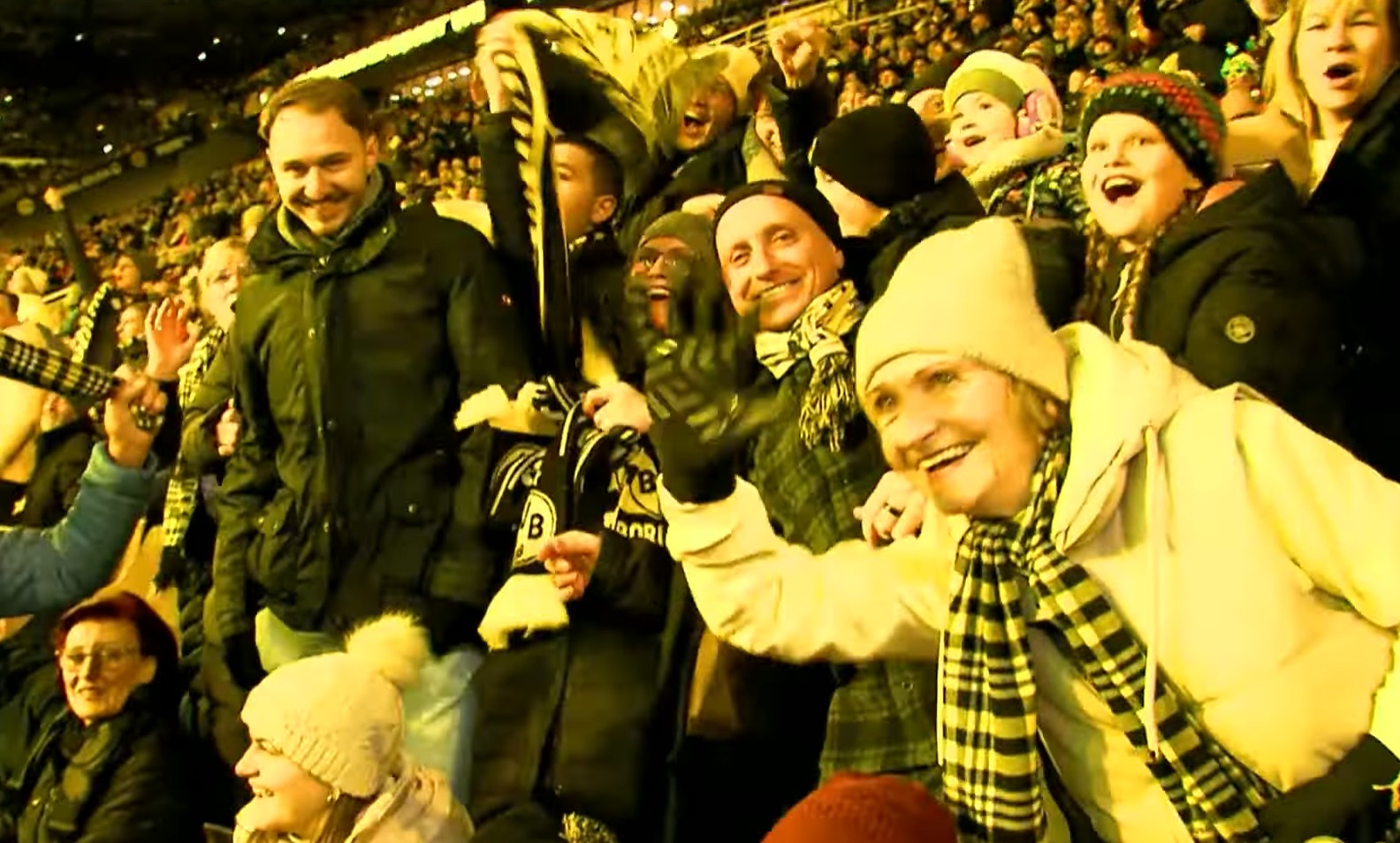 Auf der Tribüne im Stadion freuen sich die Zuschauerinnen und Zuschauer auf das Weihnachtssingen.