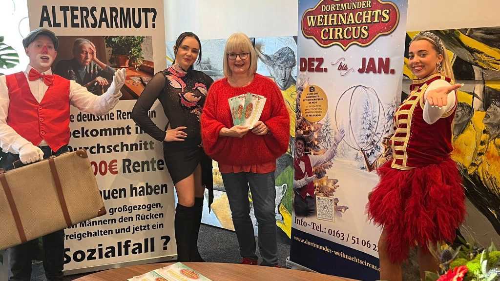 Fotosession mit dem Ensemble vom Dortmunder Weihnachts-Circus in den Büroräumen des Seniorenglück e.V.