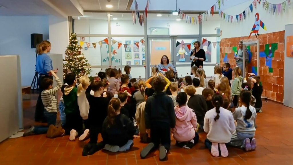 Die Drittklässler der Grundschule am Lüserbach beim Zusammenstellen der Geschenktüten