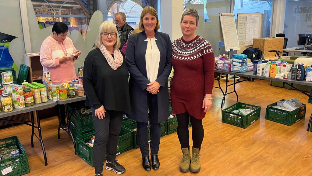 Bei der Seniorentafel Lünen im Mitmach.Raum - von links: Frau Cornelia Sbosny, 1. Vorsitzende des Seniorenglück e.V., Martina Förster-Teutenberg, Bürgermeisterin von Lünen, eine ehrenamtliche Helferin (Name unbekannt)