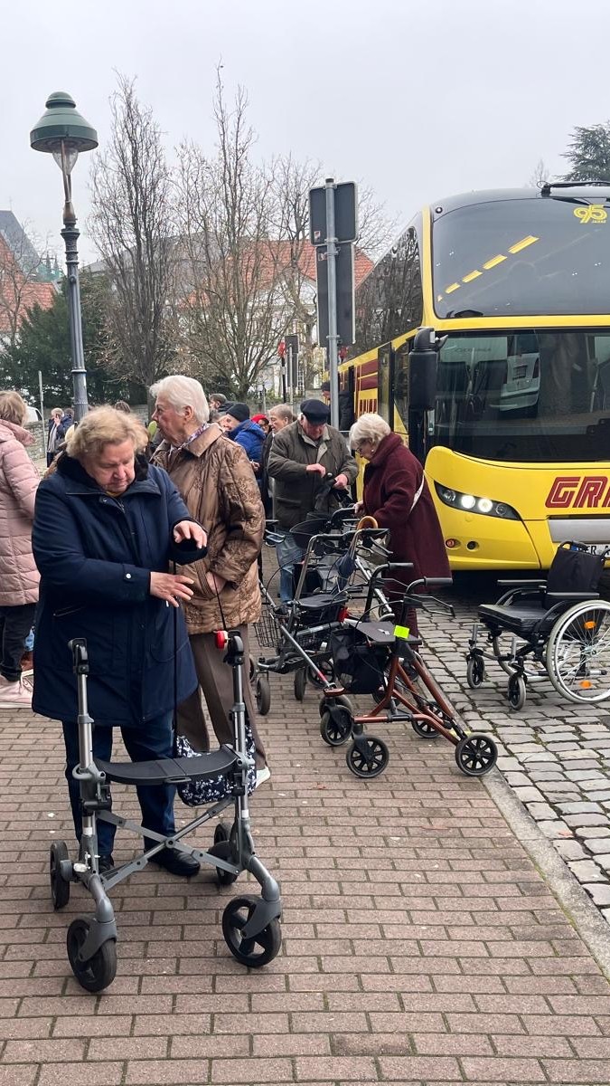 Mit dem GRAFs-Reisen-Bus wurden die Seniorinnen und Senioren zum Soester Weihnachtsmarkt gefahren, hier kommen sie gerade am Ziel an.
