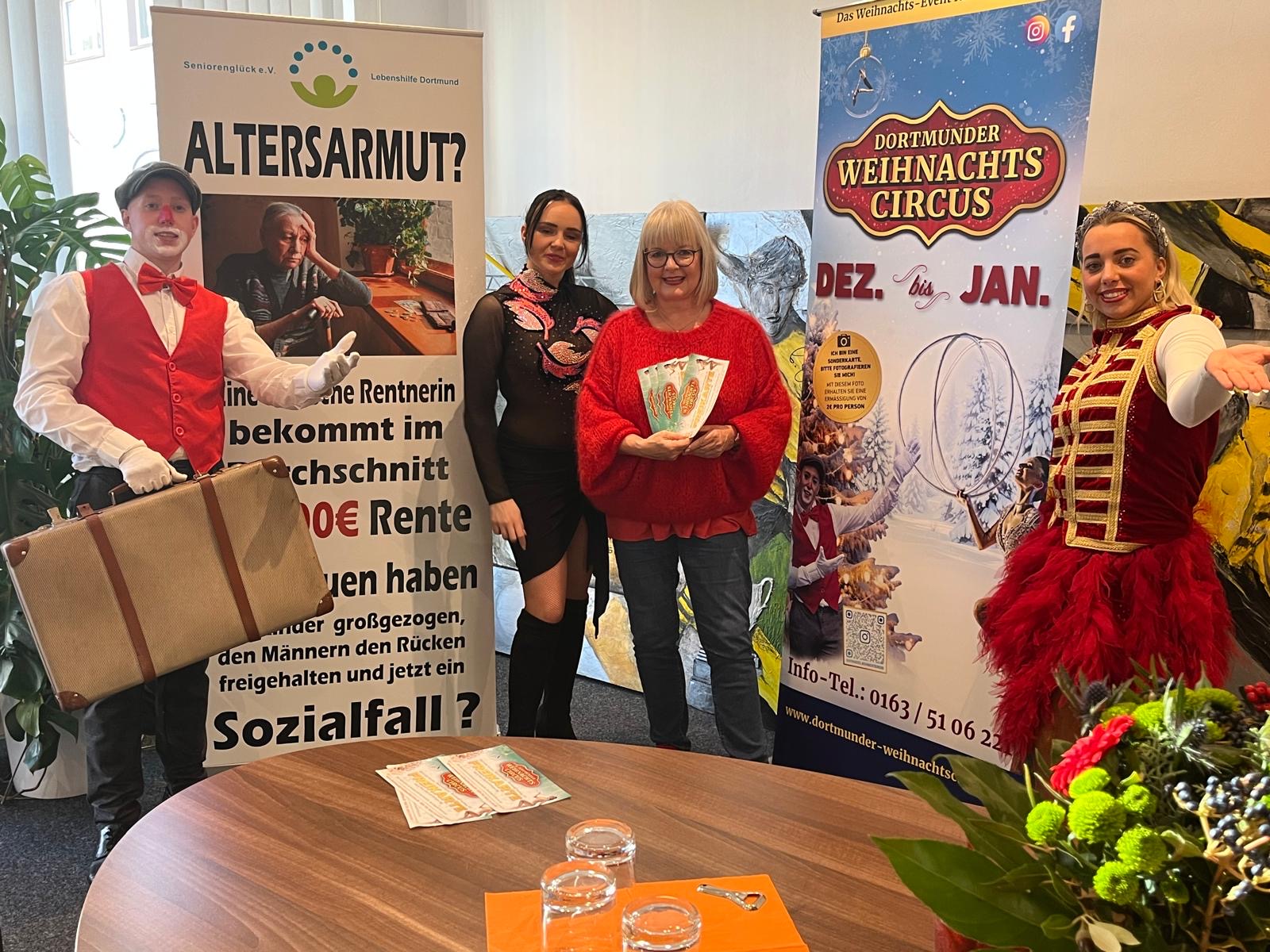 Der Dortmunder Weihnachts-Circus besuchte den Seniorenglück e.V. in dessen Büro in der Kaiserstraße 99, um die Freikarten für 200 bedürftige Seniorinnen und Senioren zu spenden.