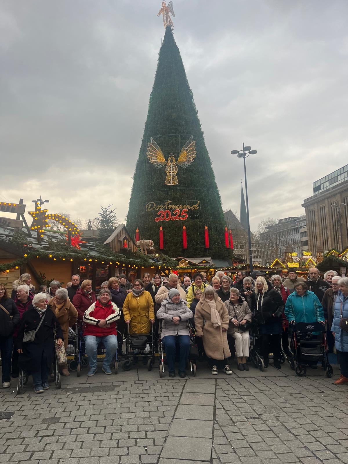Besuch auf dem Dortmunder Weihnachtsmarkt 2025 - Gruppenfoto vor dem hellerleuchteten Christbaum.