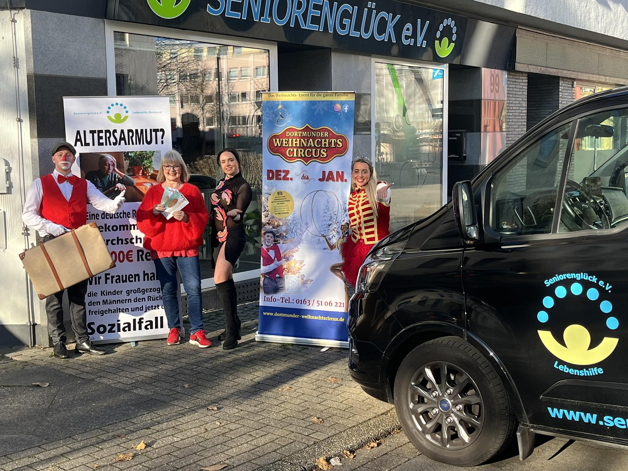 Besuch vom Dortmunder Weihnachts-Circus vor dem Büro des Seniorenglück e.V. in der Kaiserstraße 99.