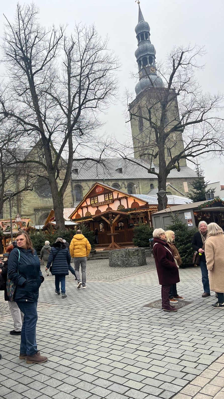 Weihnachtsmarkt-Besucher vor der Kirche