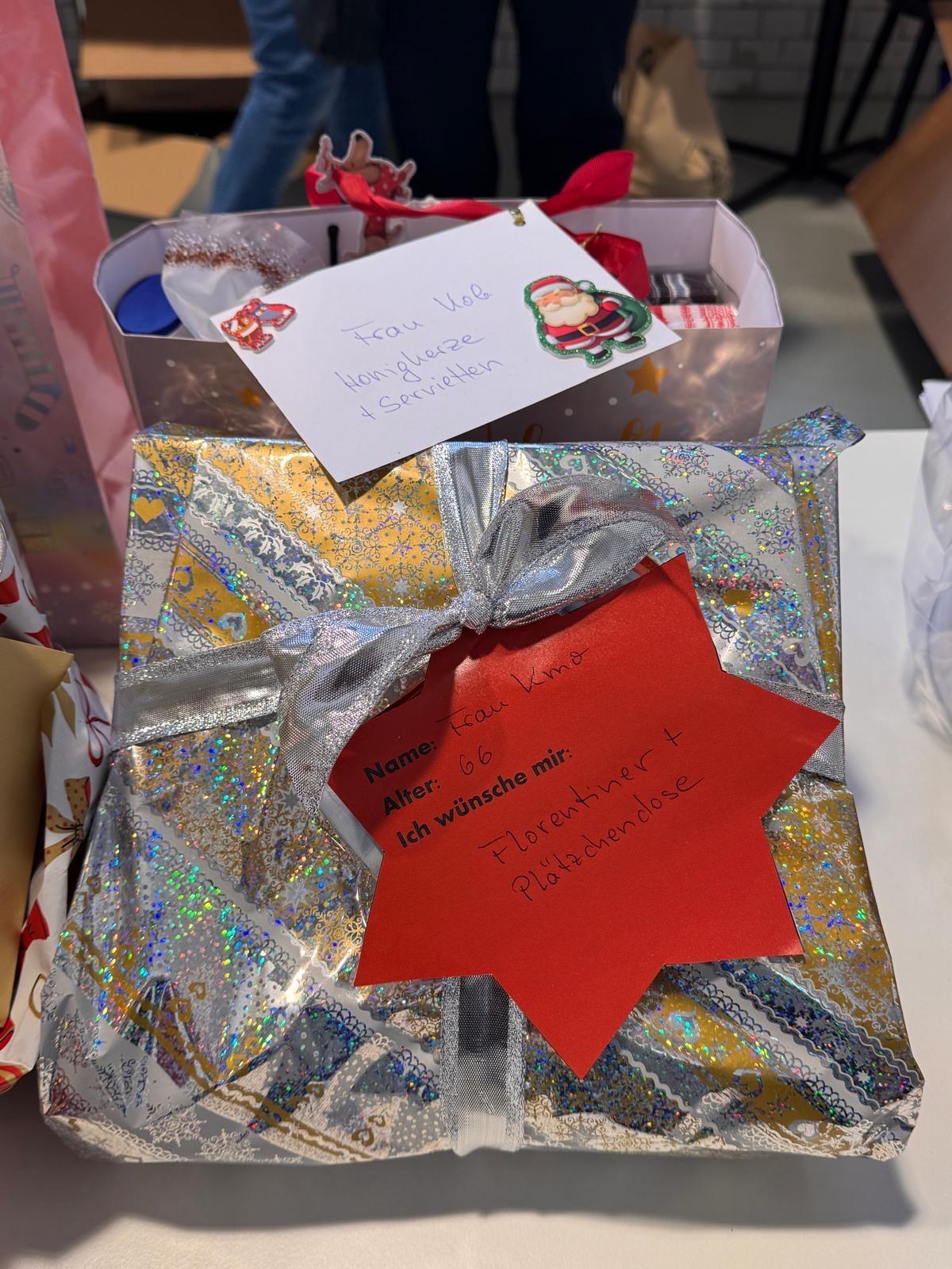 Wunschzettel bei den Geschenken Frau Kob wünscht sich eine Honigkerze + Servietten Frau Kmo, Alter: 66, wünscht sich: Florentiner + Plätzchendose