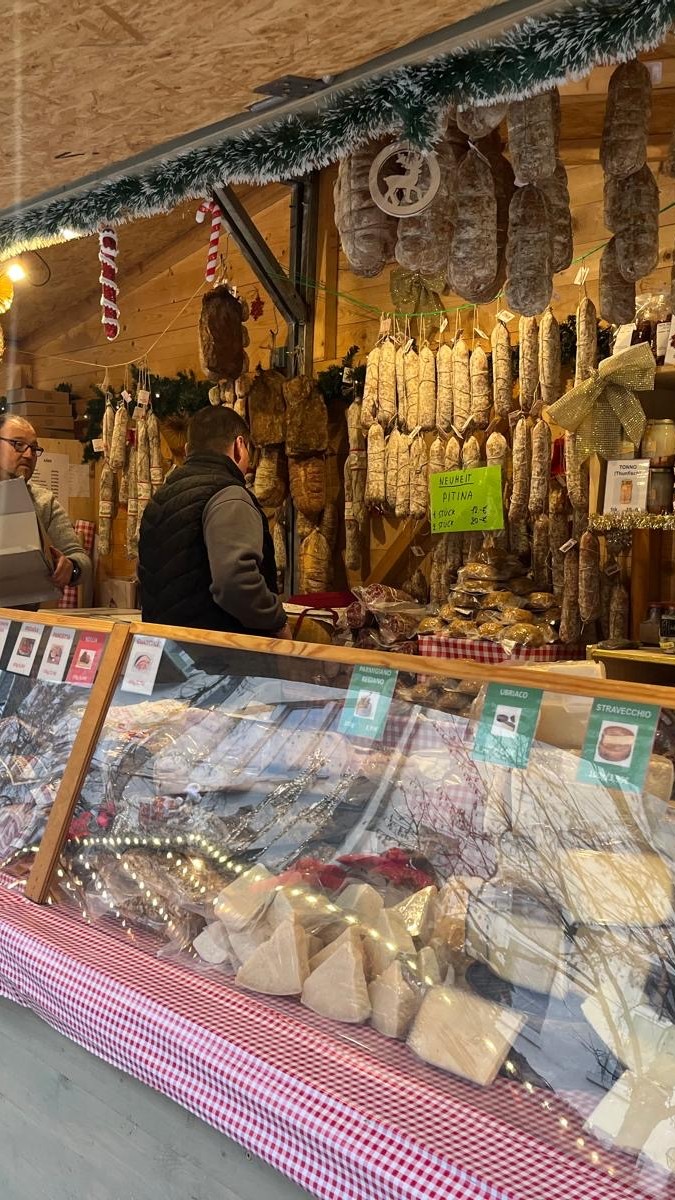 Einen Dauerwurst-Stand mit vielen verschiedenen Salami-Sorten und auch verschiedenen Käse-Sorten gab es auch.