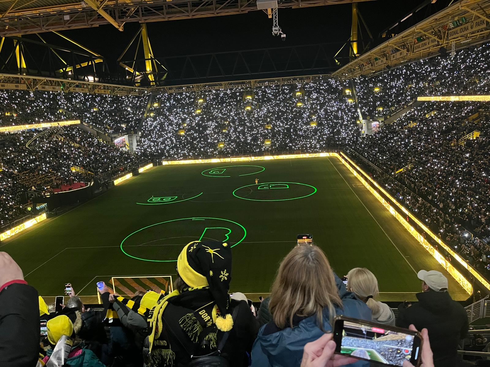 Ein Blick von der Tribüne auf das hell erleuchtete BVB-Stadion