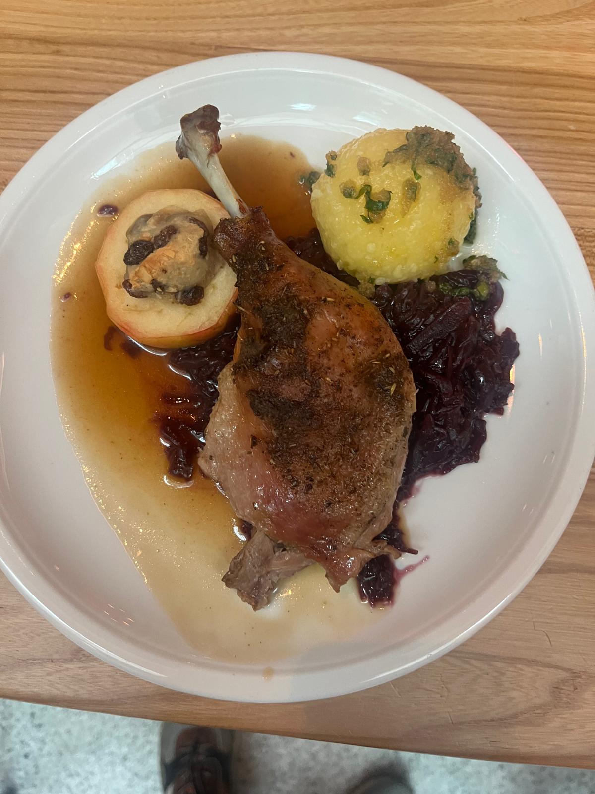 Der Hauptgang - Entenkeule mit Kloß, Bratapfel und Rotkohl