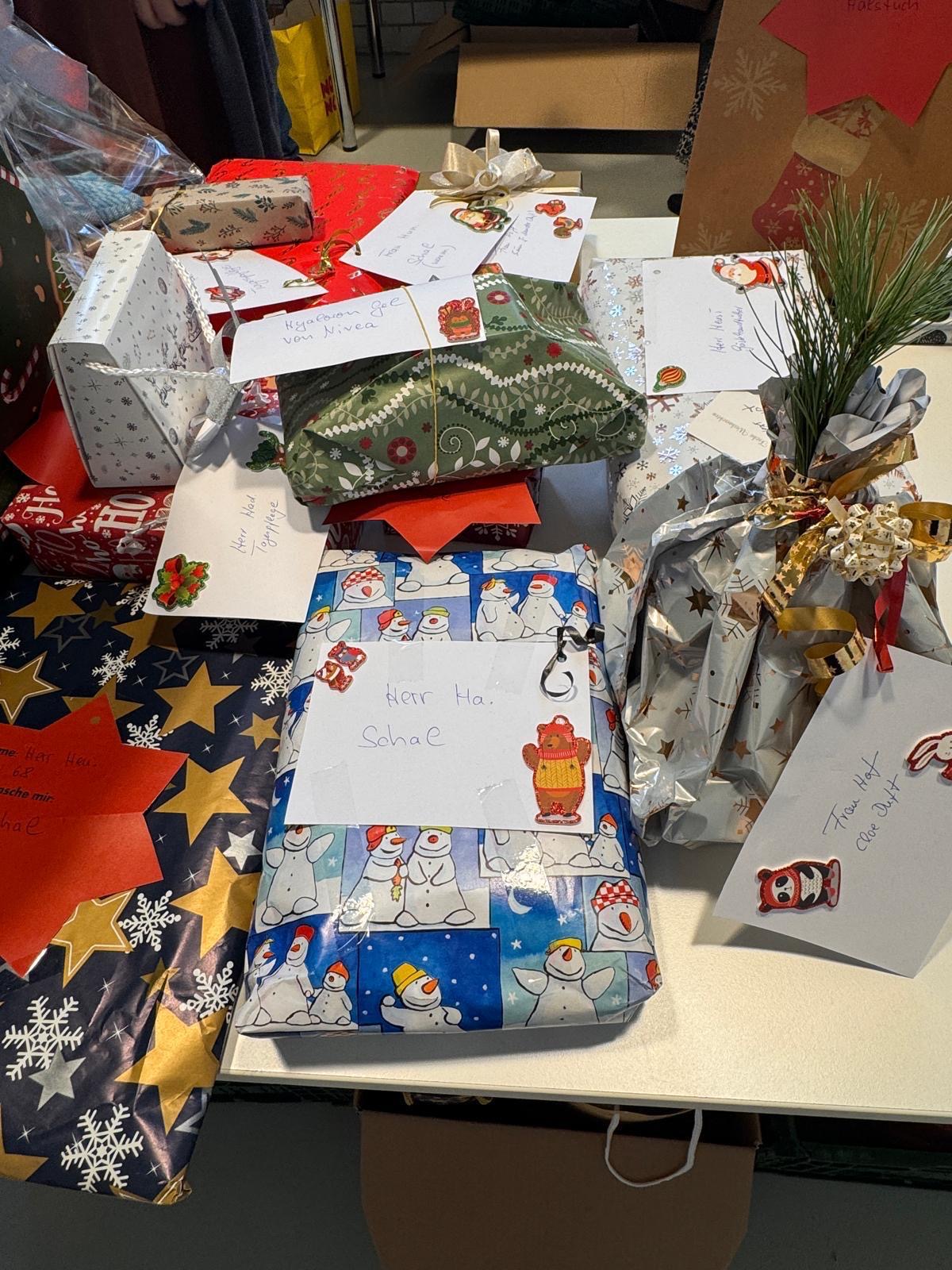 Weitere Geschenke mit dazugehörigen Wunschzetteln: Herr Ha. wünschte sich einen Schal. Frau Hof wünscht sich den Cloe Duft.