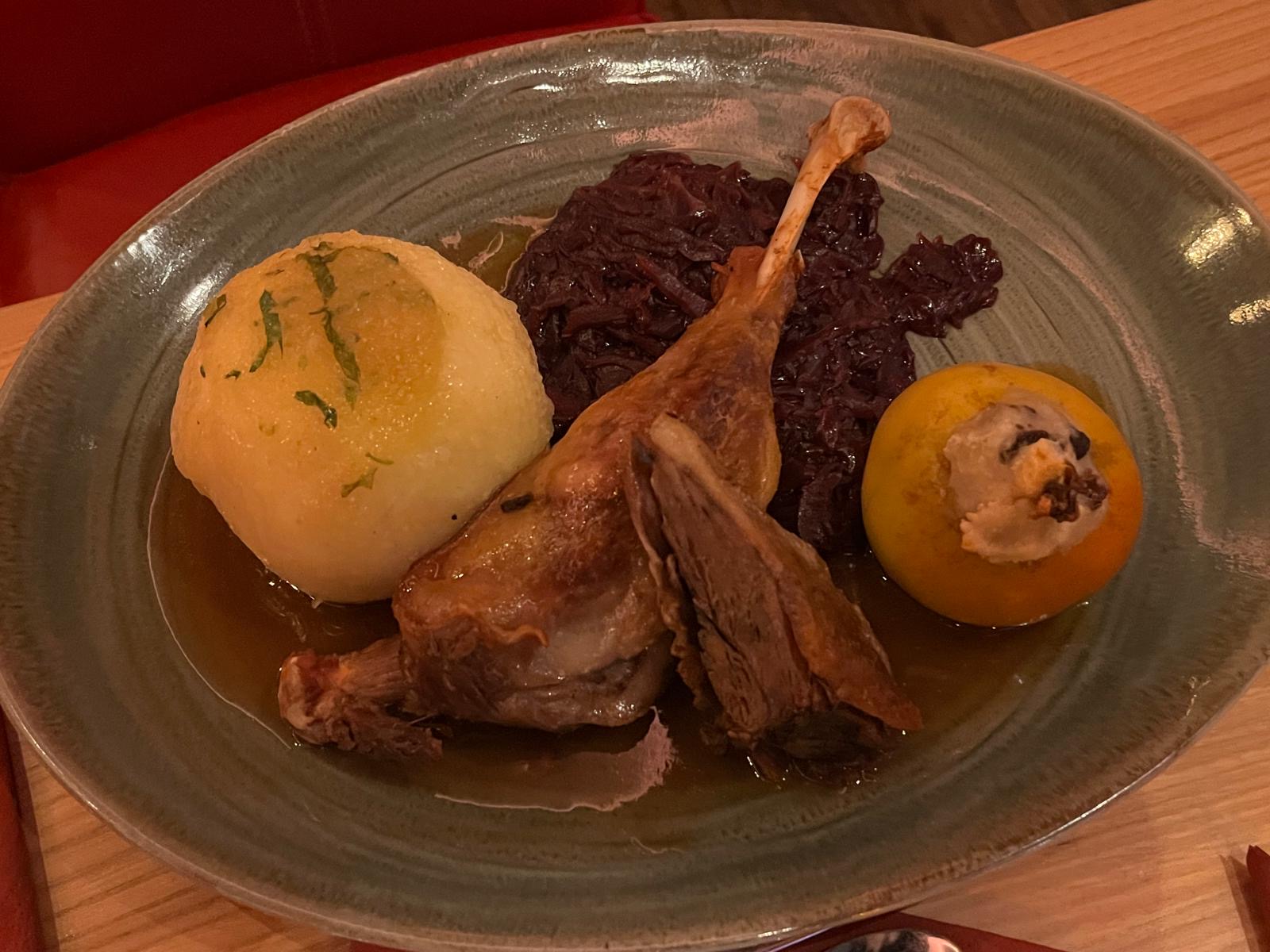 Hauptgang - Gänsekeule mit Bratapfel, Kartoffel-Knödel und Rotkohl