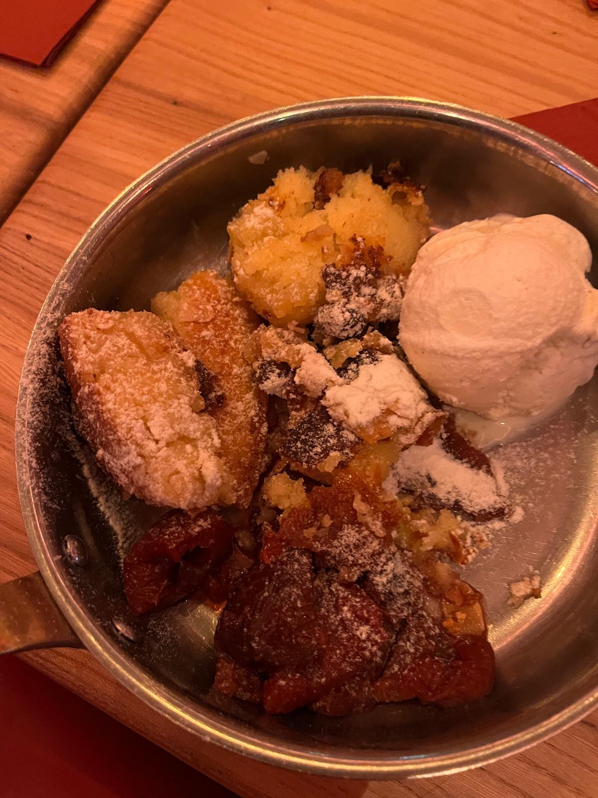 Zum Dessert gab es Griess-Schmarrn mit Pflaumenkompott und Vanilleeeis.