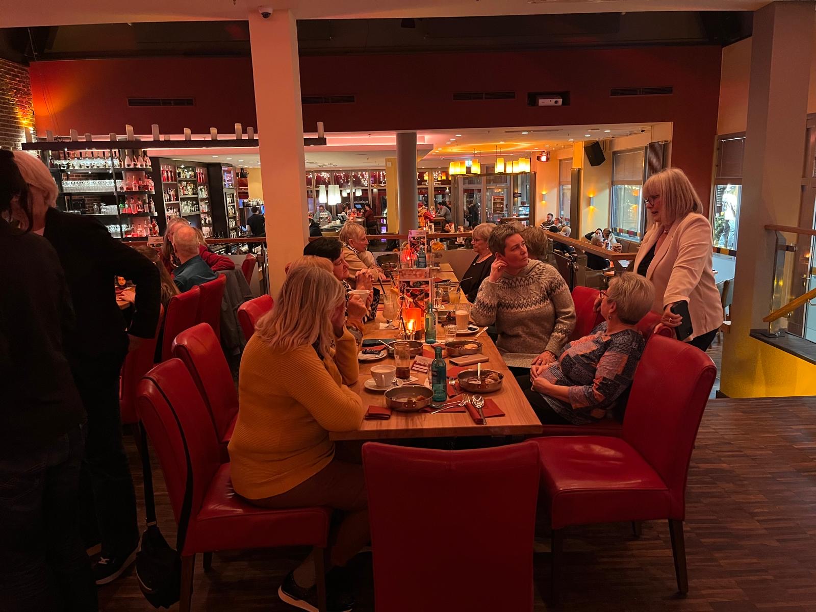 Genuss beim Dessert - Grieß-Schmarrn mit warmem Pflaumenkompott und einer Kugel Vanilleeis.
