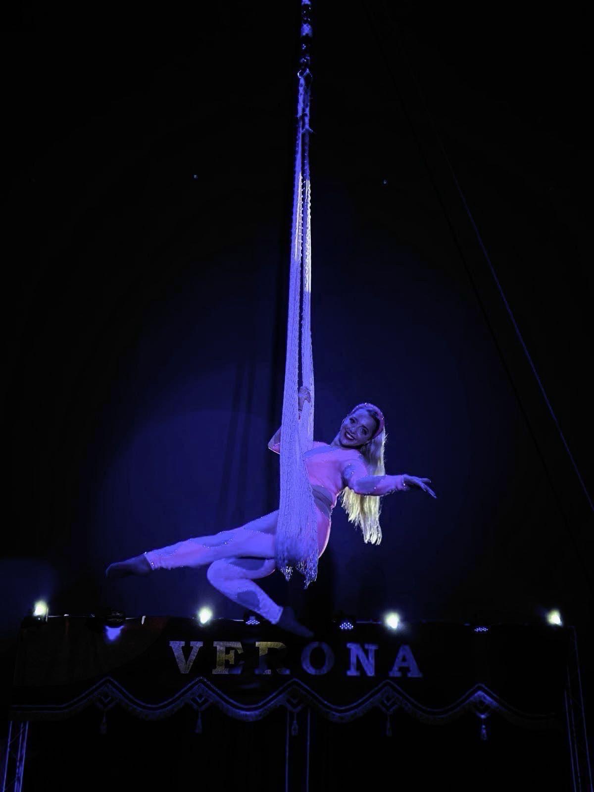 Artistin Dana Tränkler beim Hochseil-Akt