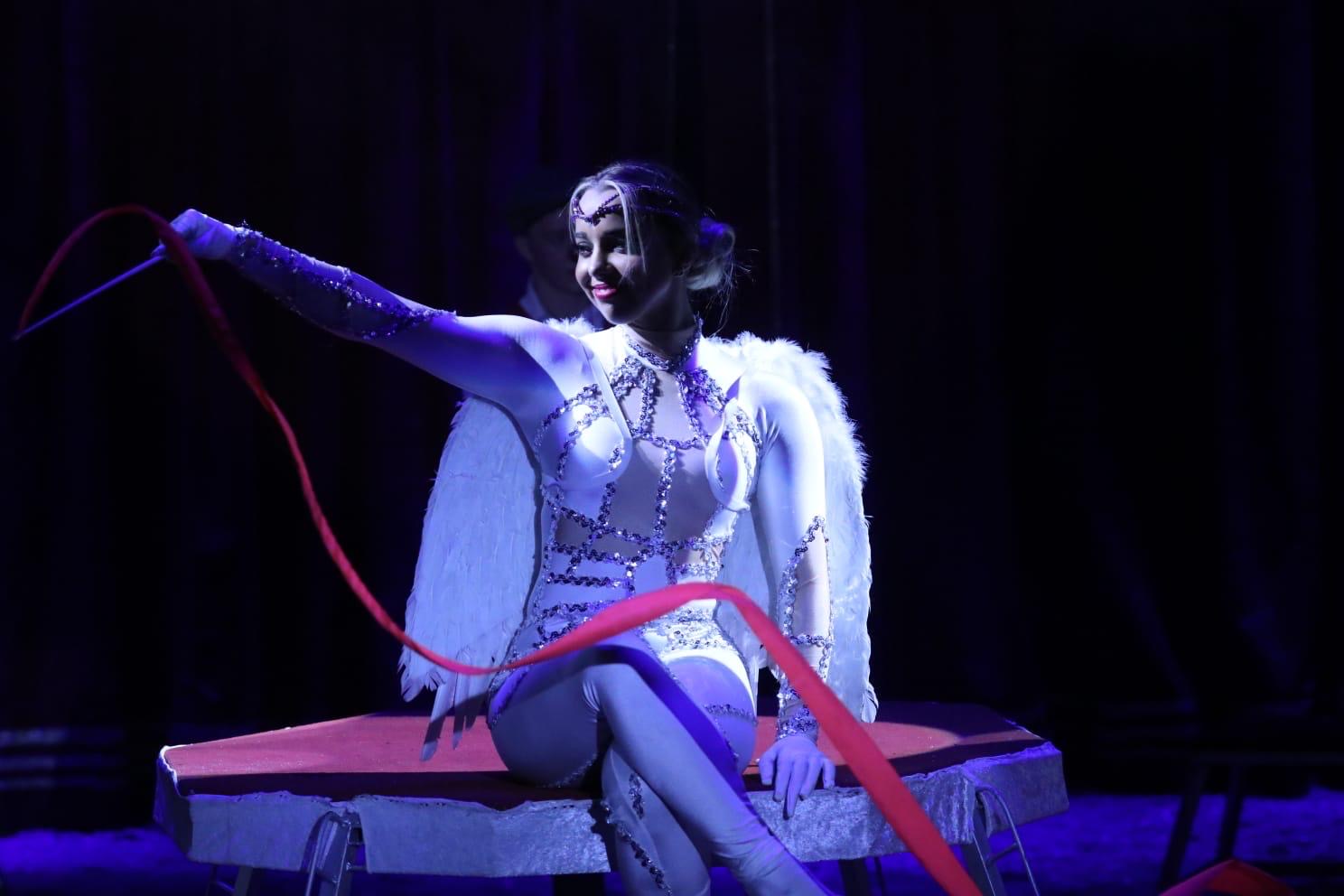 Dana Tränkler tanzt mit dem roten Band