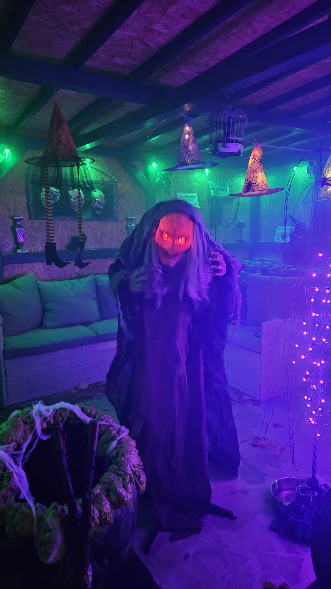 Gruselmonster im grün-violetten Licht