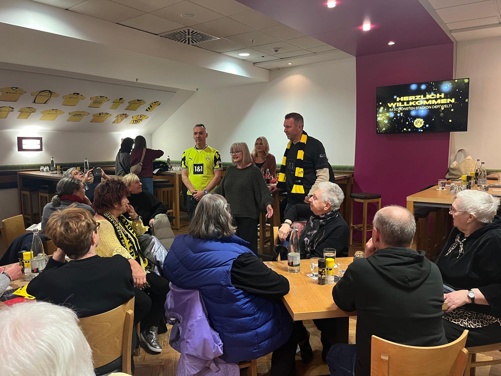 "Herzlich Willkommen im schönsten Stadion der Welt" steht in BVBgelber Schrift auf einem Wand-Bildschirm im Aufenthalts-Raum, wo sich die Besucher schon aufs Büffet freuen.