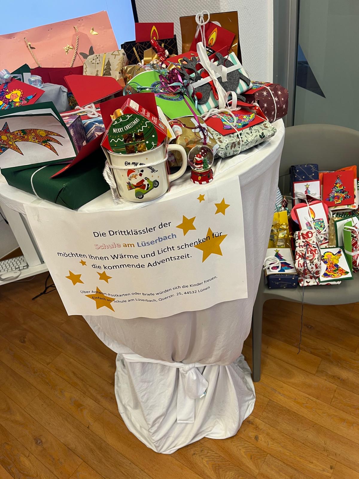 Liebevolle Geschenke und Weihnachts-Karten: Die Drittklässler der Schule am Lüserbach möchten Ihnen Wärme und Licht schenken für die kommende Adventszeit.