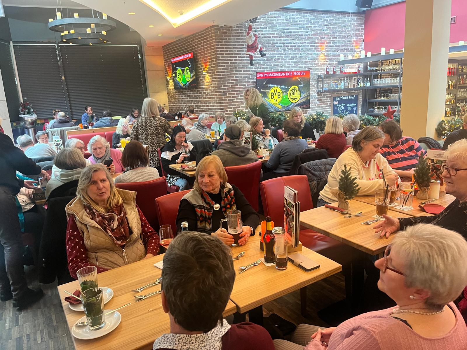 Im Café Maximilian freuen sich die Gäste auf das Festmenü.