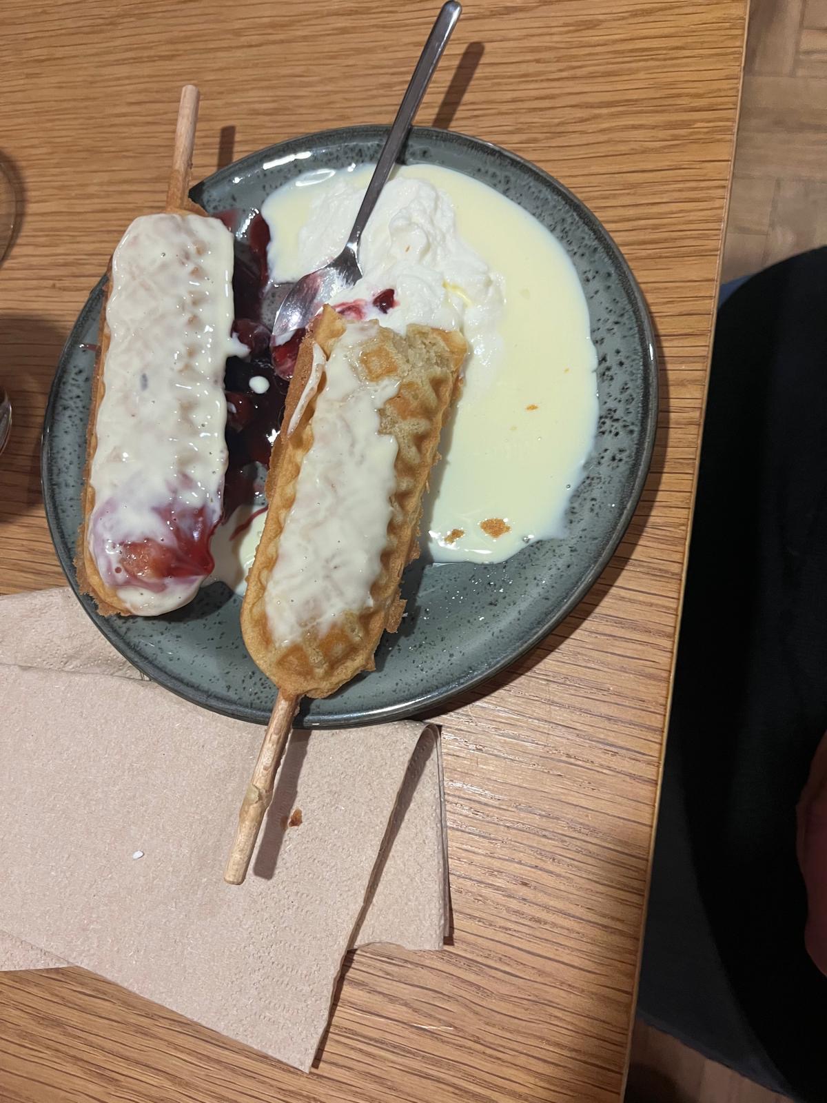 Stielwaffeln mit Kirschen und Vanillesoße gab es zum Nachtisch auf dem reichhaltigen Büffet.