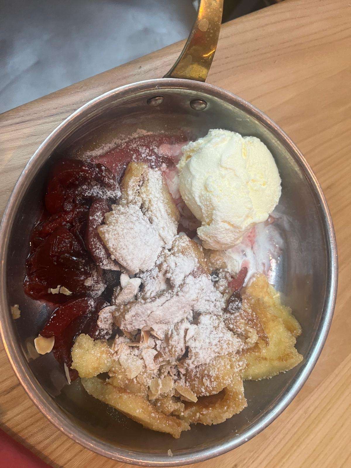 Das Dessert - Kaiserschmarrn mit Pflaumenkompott und Vanille-Eis, im Mini-Pfännchen serviert