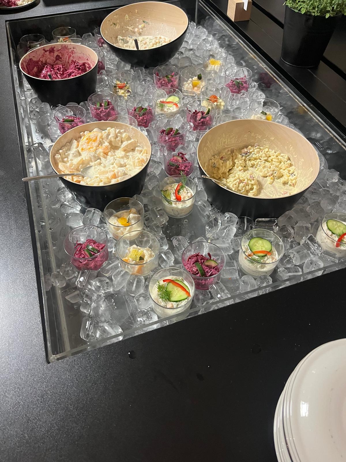 Das reichhaltige Büffet mit Salaten - Krautsalat, Nudelsalat, Spargelsalat mit Mandarinen