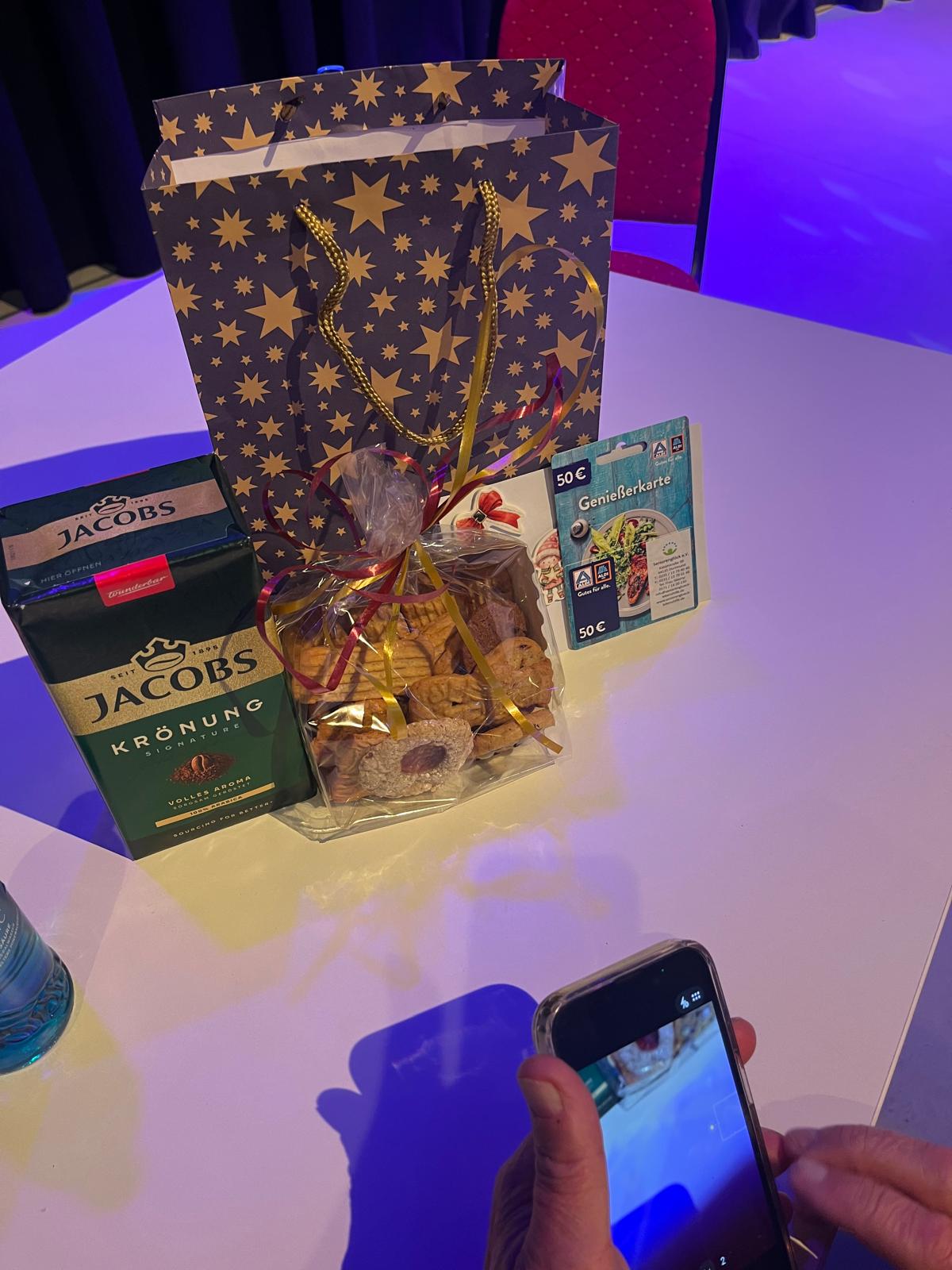 Tütchen mit Kaffee und Keksen aus der Bäckerei Gottessegen und ein Lebensmittel-Gutschein von ALDI im Wert von 50 €