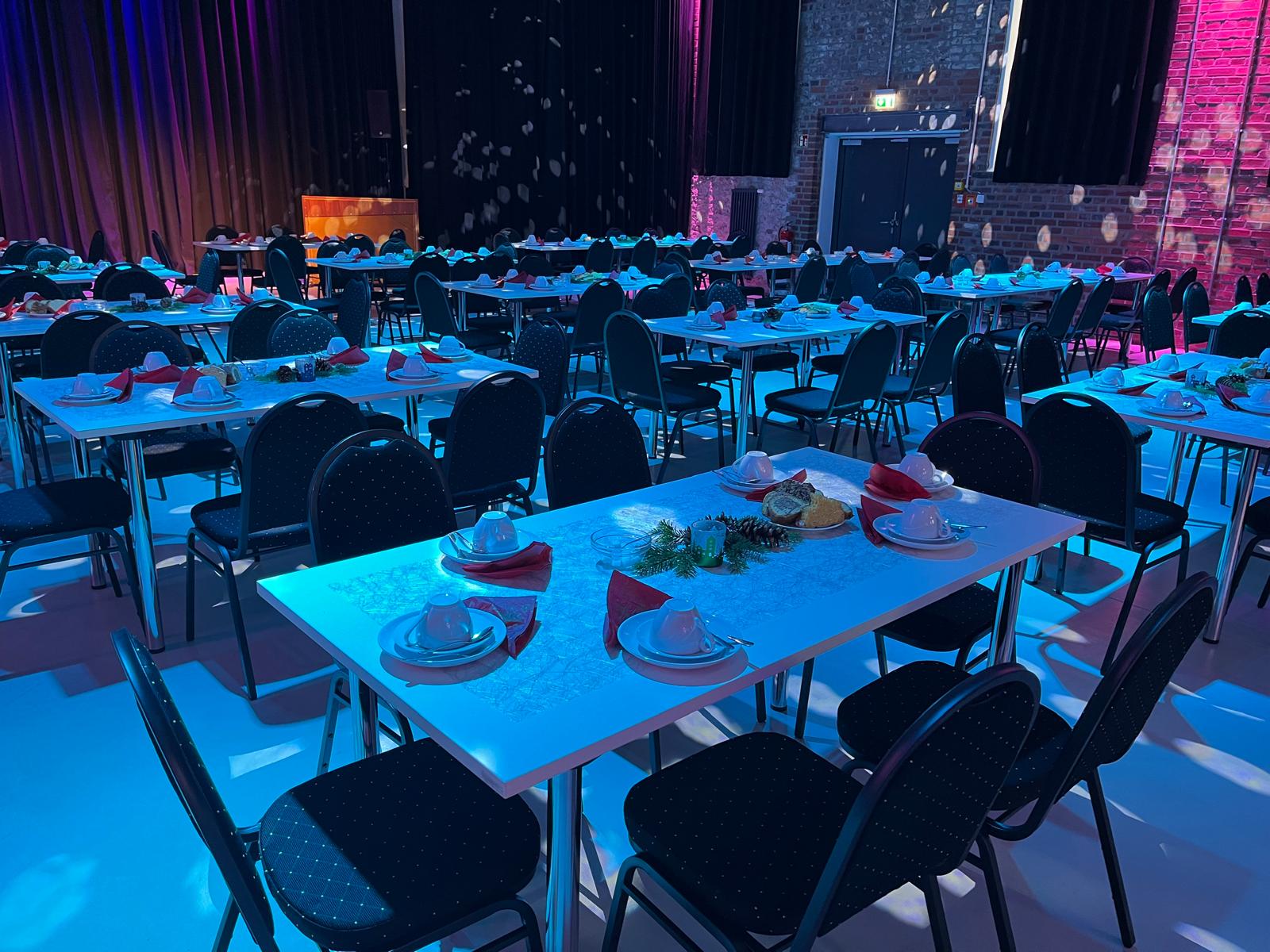 Die festlich gedeckten Kaffee-Tafeln im blauen Festtags-Licht