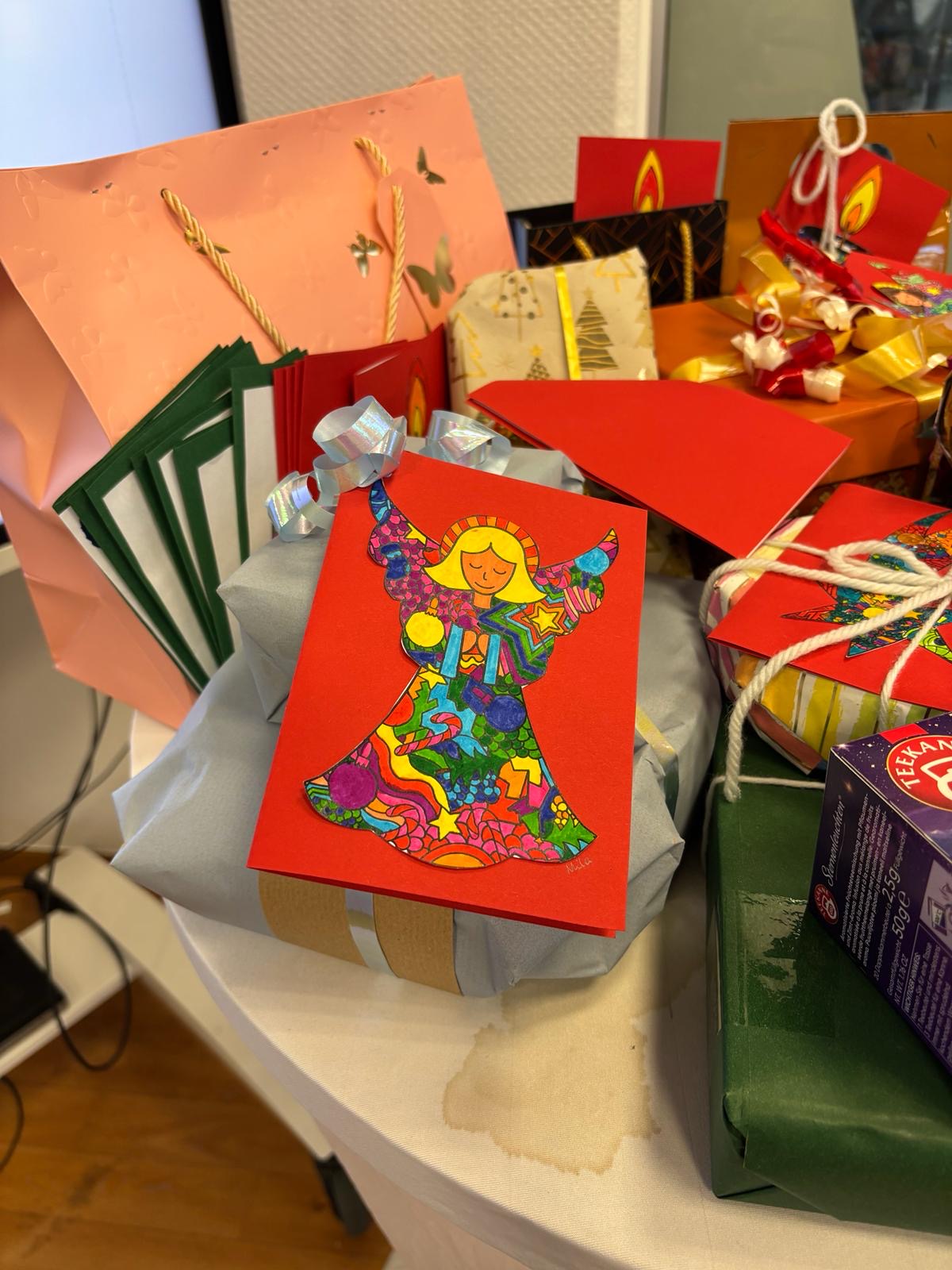 Wunderschöne Weihnachts-Gruß-Karten werteten die liebevollen Geschenktüten noch zusätzlich auf.