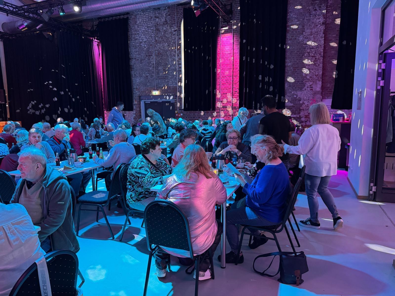 Feierliche Stimmung bei weihnachtlicher Klaviermusik und Genuss von Kaffee und Kuchen