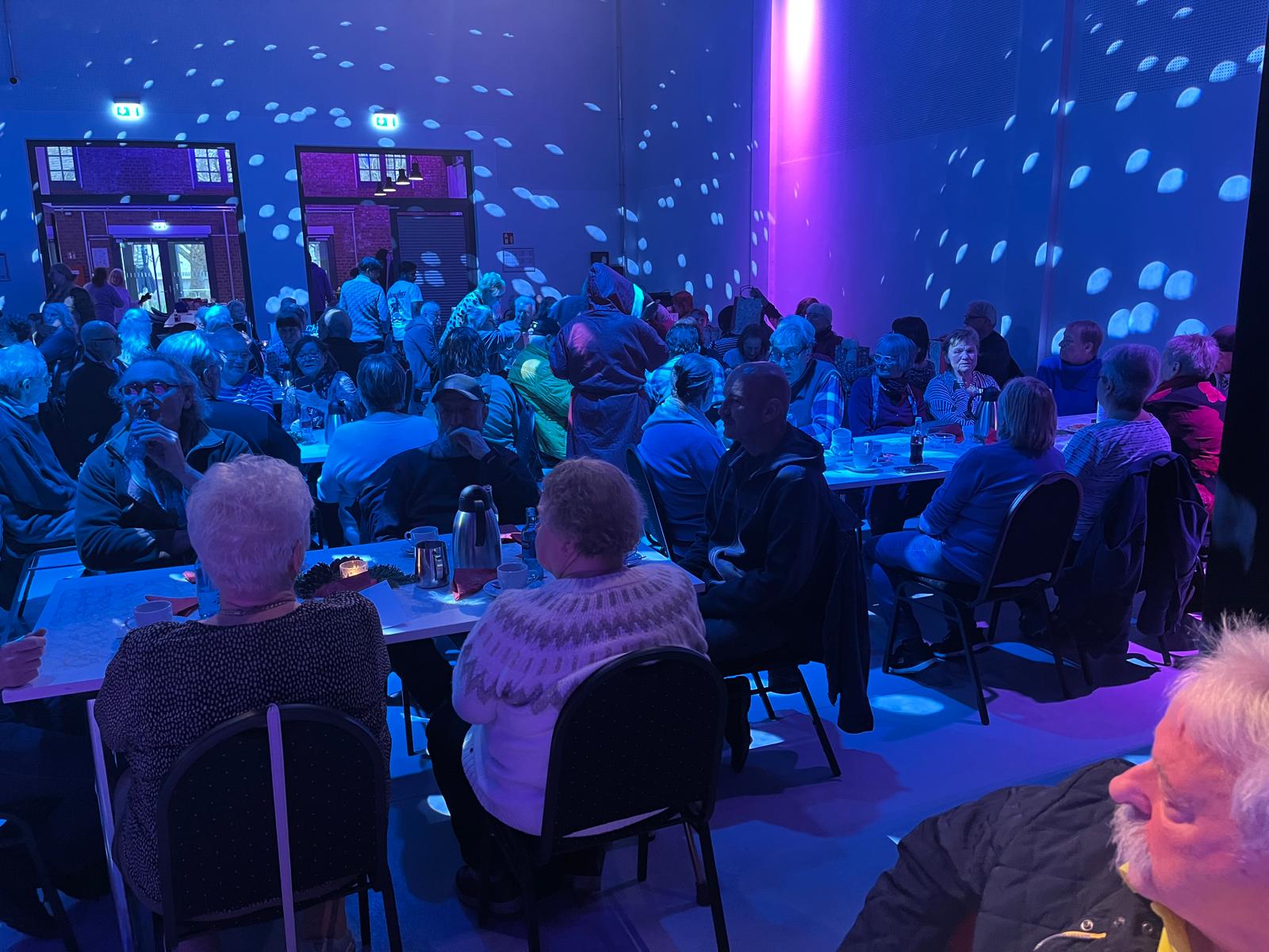 In der festlichen Beleuchtung genossen die Seniorinnen und Senioren Kaffee und Kuchen