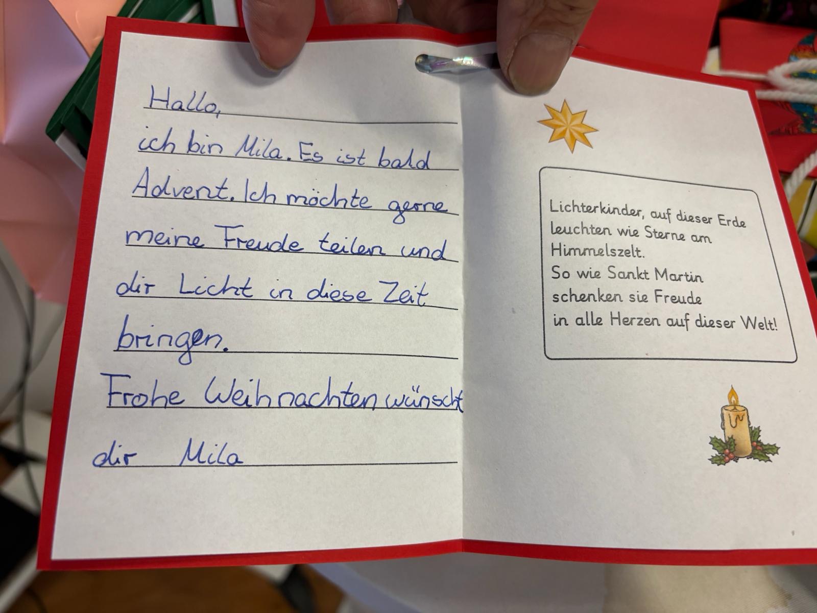 Schülerin Mila schreibt: "Hallo, ich bin Mila. Es ist bald Advent. Ich möchte gerne meine Freude teilen und dir Licht in diese Zeit bringen. Frohe Weihnachten wünscht dir Mila."