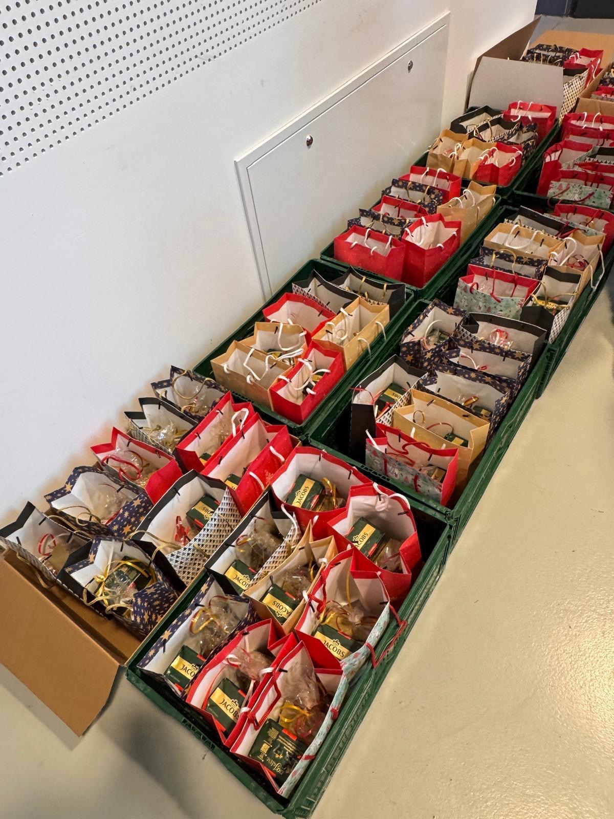 Geschenktüten der Dumcke-Stiftung mit Jakobs-Kaffee "Krönung" und Weihnachts-Keksen