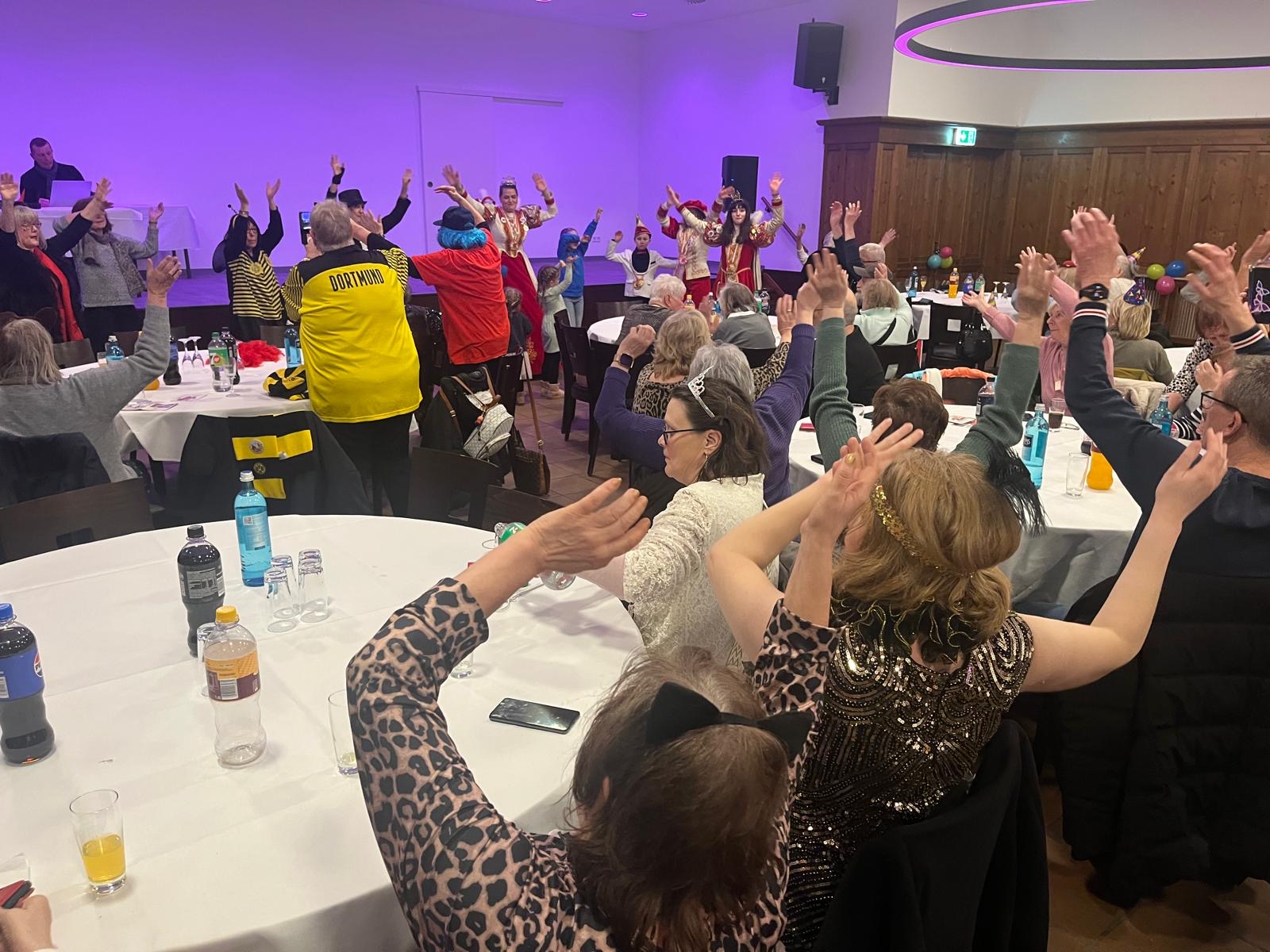 Senioren-Karnevals-Nachmittag in der Dortmunder Actien Brauerei für 100 bedürftige Seniorinnen und Senioren